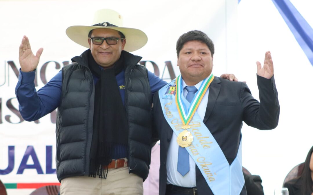 ALCALDE PROVINCIAL HERNÁN VÁSQUEZ SAAVEDRA JURAMENTÓ AL ALCALDE DISTRITAL DE HUALGAYOC ENZO DUEÑAS ACUÑA